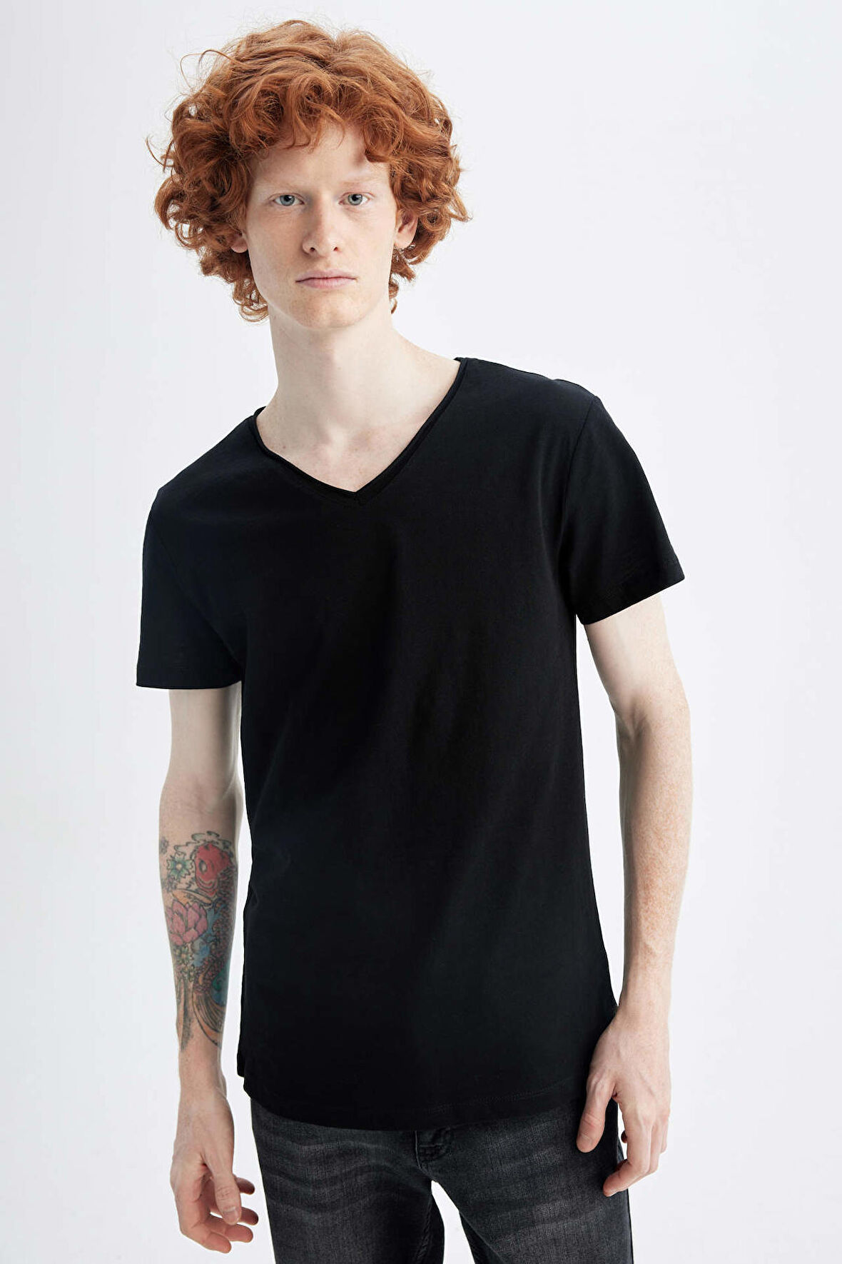 DeFacto Slim Fit Dar Kesim V Yaka Kısa Kollu %100 Pamuk Basic Tişört M4791AZ23SMBK81