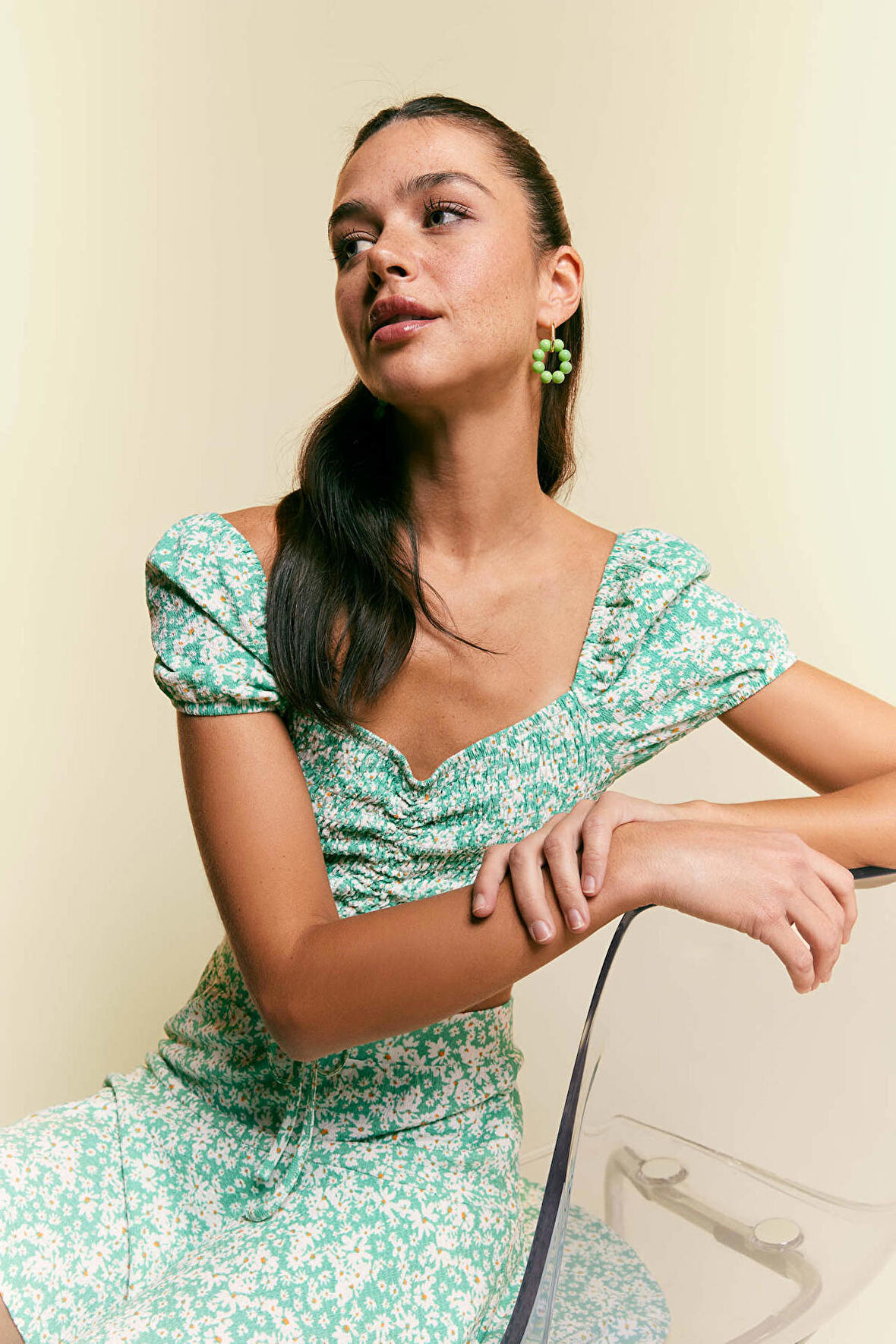 DeFacto Slim Fit Crop Desenli Büzgü Detaylı Kısa Kollu Bluz U5234AZ23SMWT32