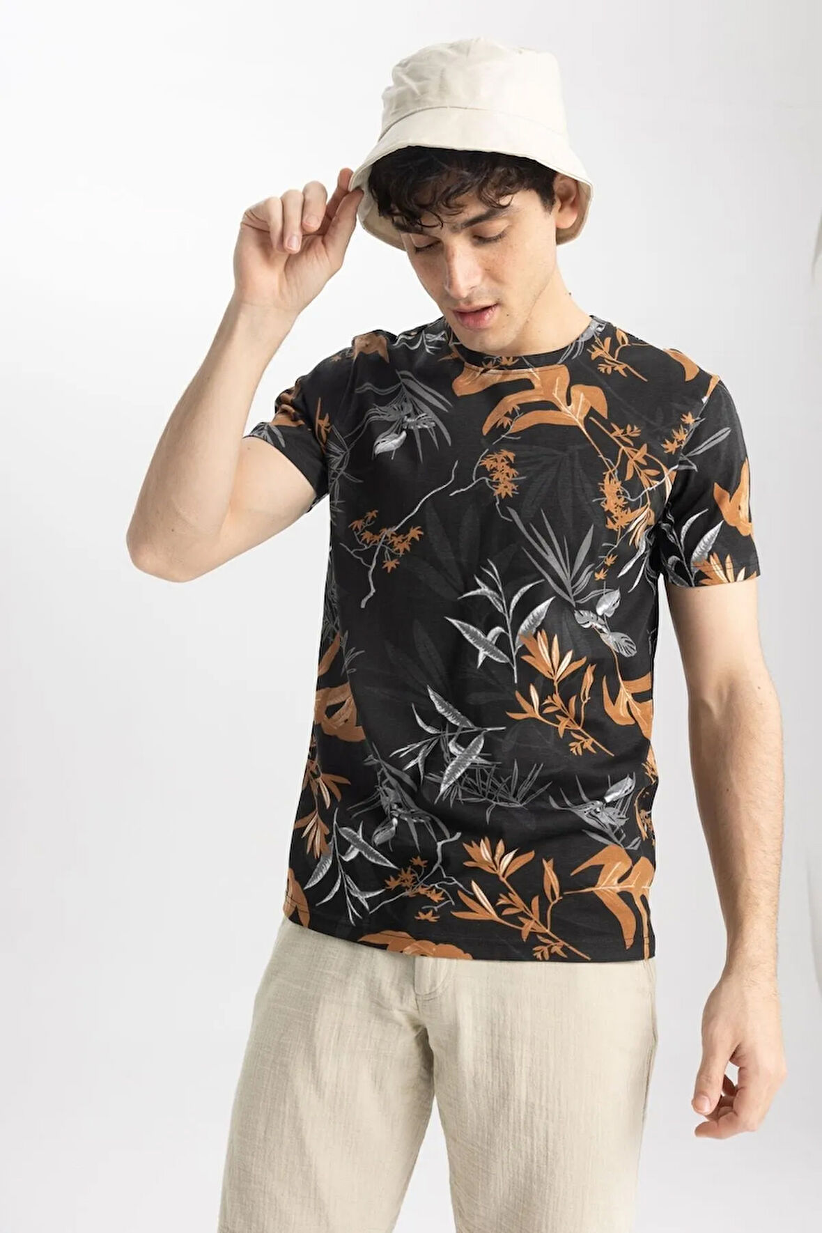 Slim Fit Dar Kesim Bisiklet Yaka Desenli Kısa Kollu Tişört