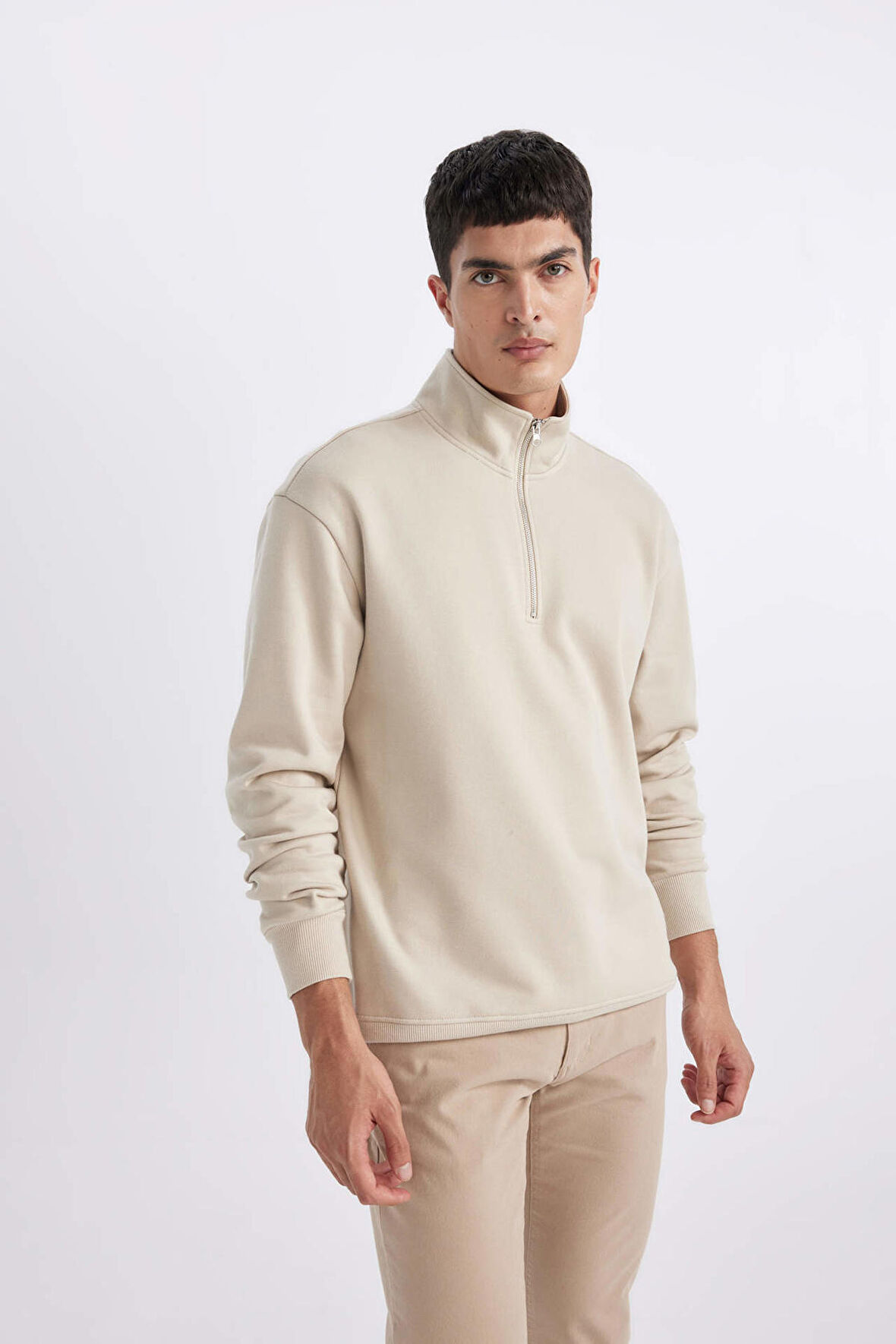 DeFacto Comfort Regular Fit Rahat Kalıp Fermuarlı Dik Yaka Basic Düz Sweatshirt X7405AZ24SPBG737