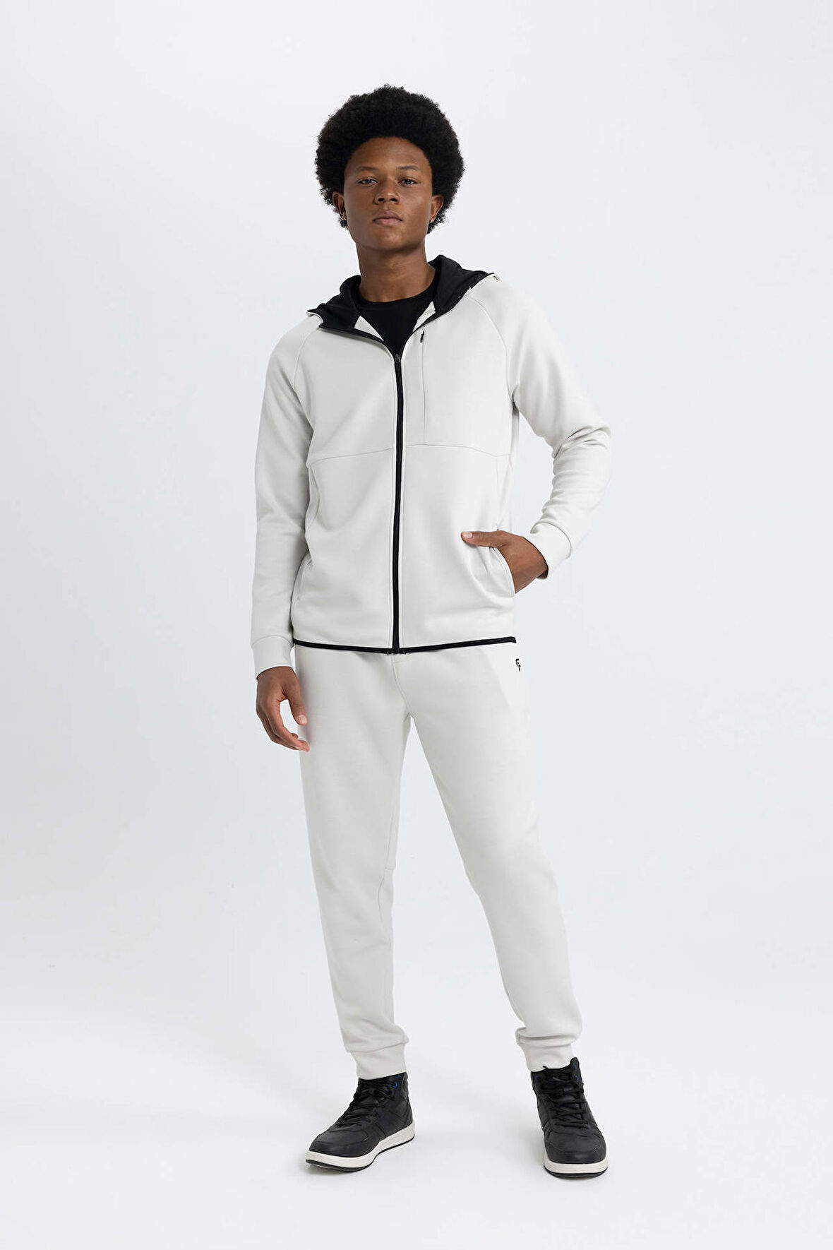 DeFactoFit Slim Fit Sporcu Jogger Eşofman Altı Dar Kesim Skuba Dalgıç Kumaş Standart Paça Beli Bağcıklı Lastikli Paça Z9112AZ24SPBG715