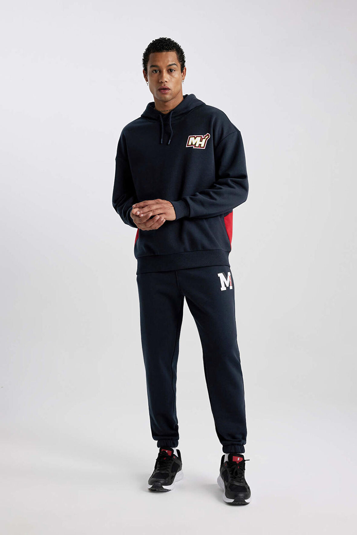 DeFactoFit NBA Miami Heat Jogger Eşofman Altı Standart Fit Beli Bağcıklı Cepli Lastikli Paça B3890AX24SPBK34