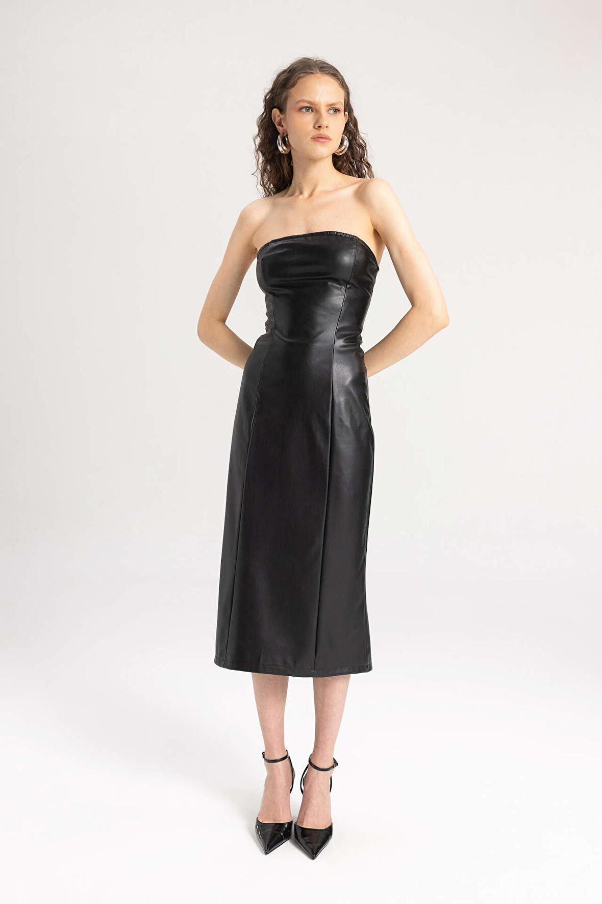 DeFacto Bodycon Vücudu Saran Straplez Basic Düz Yırtmaçlı Suni Deri Midi Elbise C2284AX24SPBK27