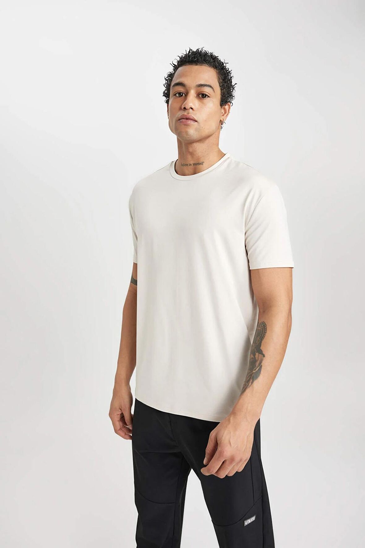 DeFactoFit Standart Fit Bisiklet Yaka Basic Düz Kısa Kollu Tişört B4593AX24SPBG700