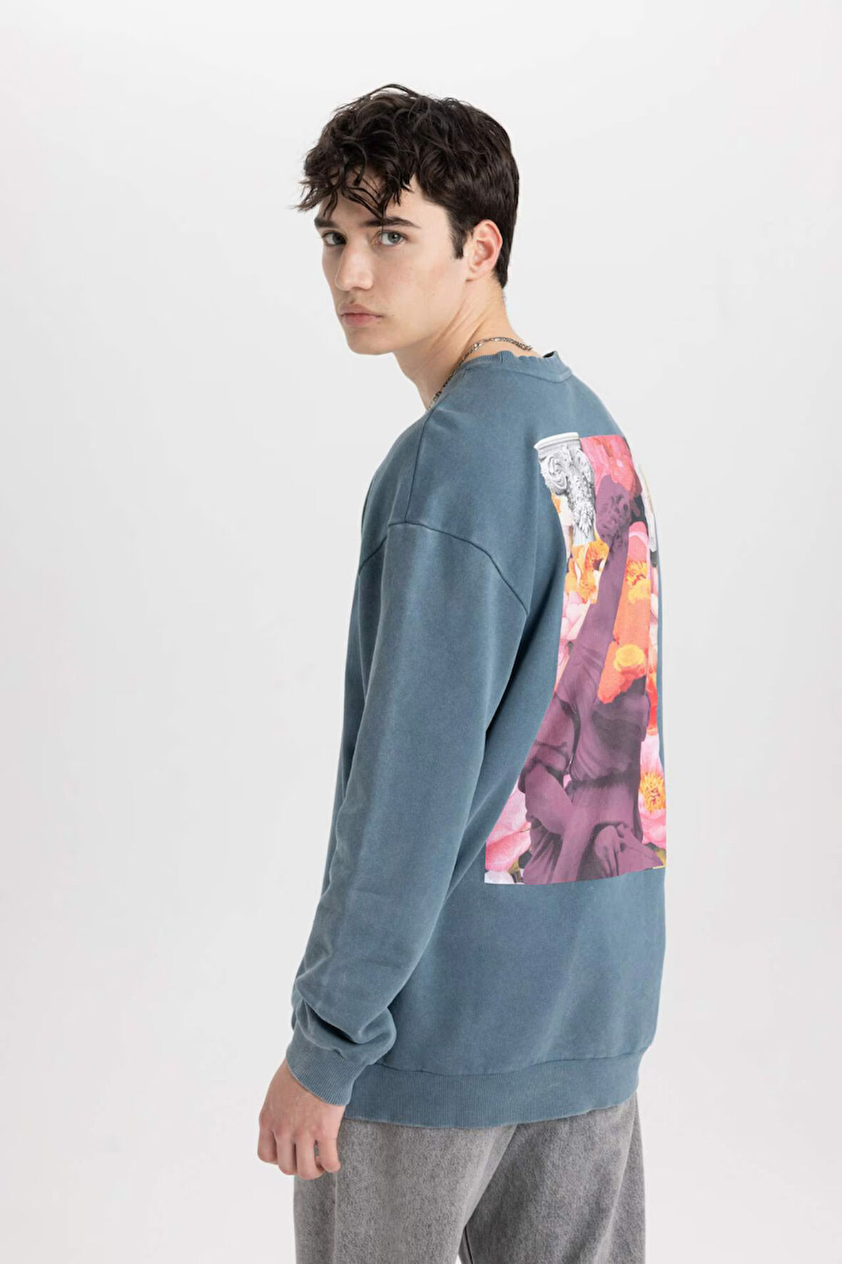 DeFacto Comfort Regular Fit Rahat Kalıp Bisiklet Yaka Sırt Baskılı Yıkamalı Soluk Efektli Sweatshirt C1664AX24SPIN212