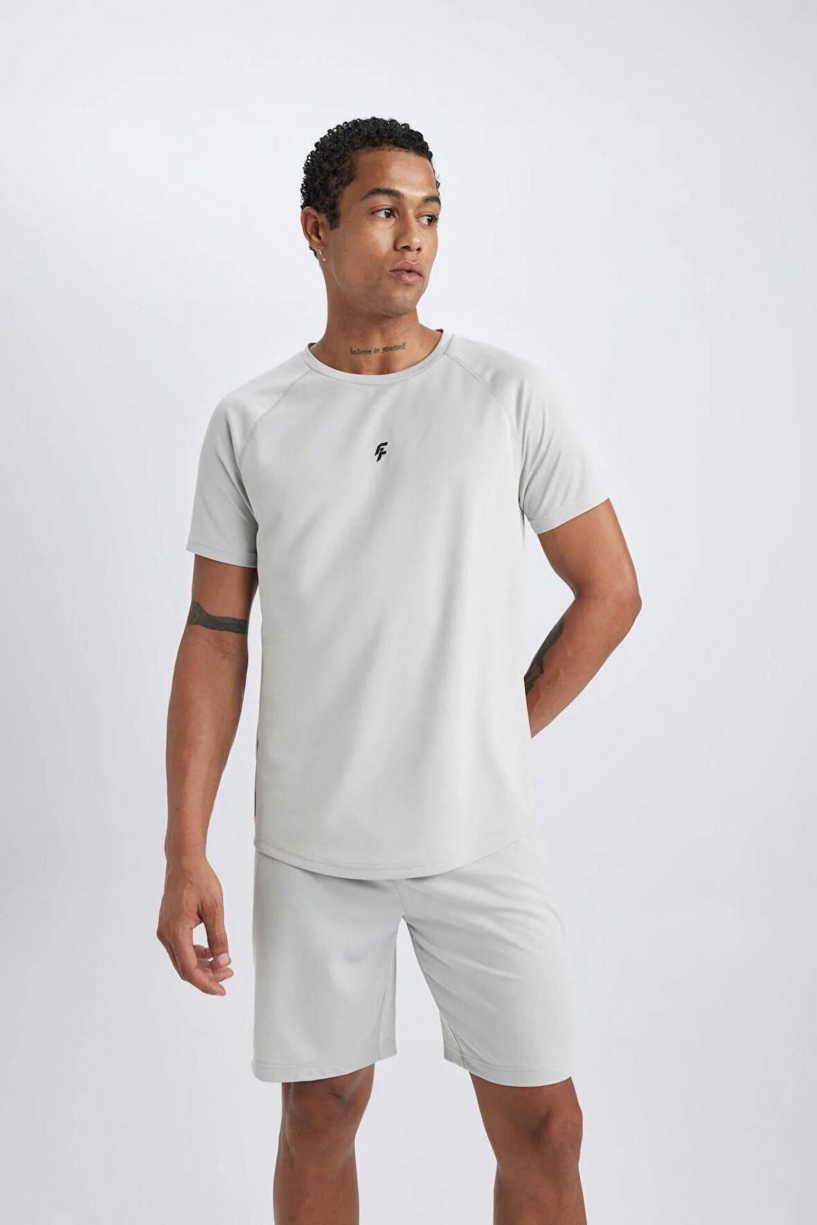 DeFactoFit Slim Fit Dar Kesim Bisiklet Yaka Baskılı Sporcu Kısa Kollu Tişört V2887AZ24SPGR91