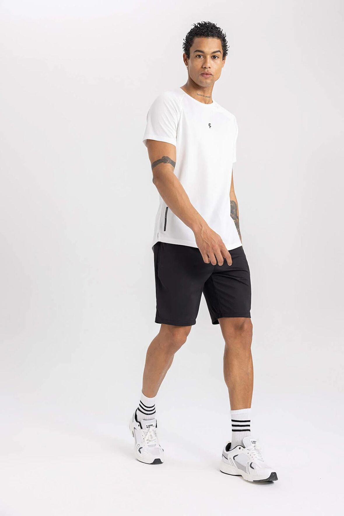 DeFactoFit Slim Fit Dar Kesim Sporcu Standart Paça Şort V3030AZ24SPBK81