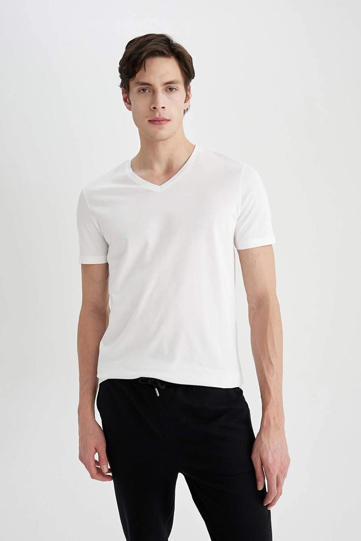 DeFacto Slim Fit Dar Kesim V Yaka Basic Düz Kısa Kollu %100 Pamuk Tişört M7668AZ24SPWT34