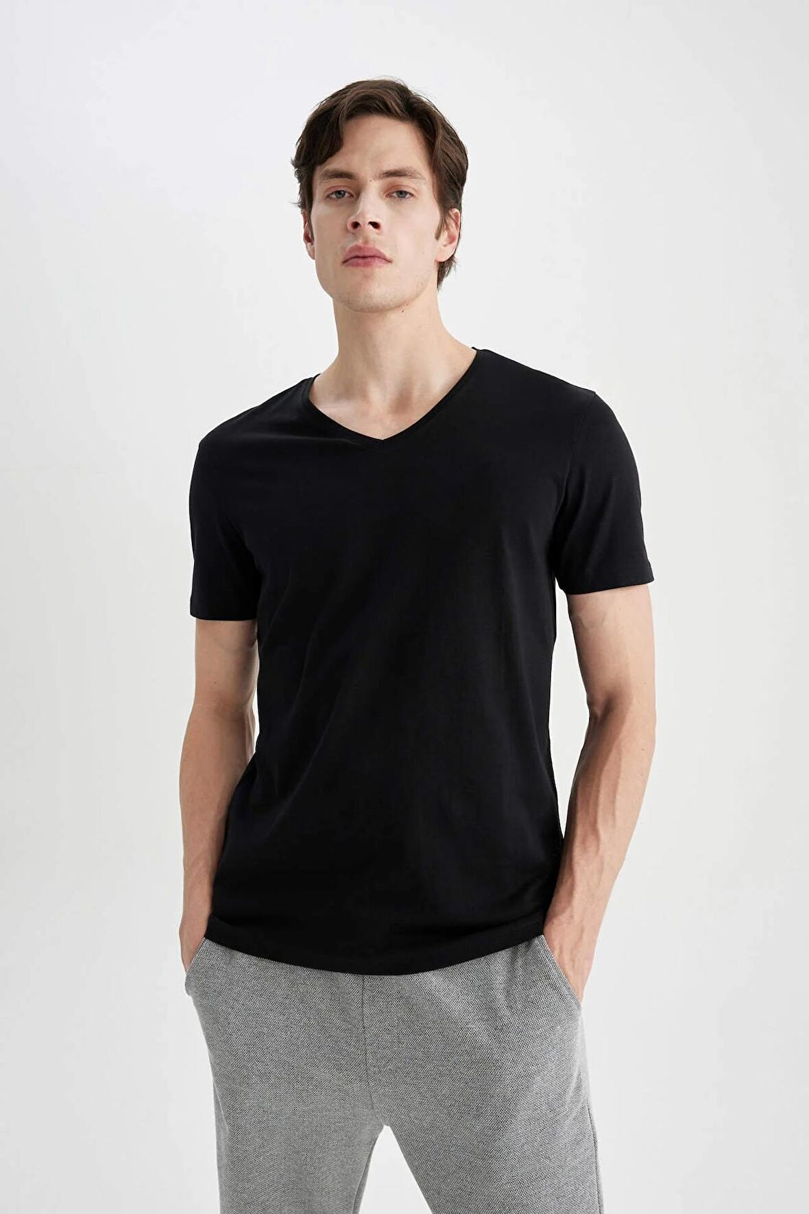 DeFacto %100 Pamuk Slim Fit Dar Kesim V Yaka Basic Düz Kısa Kollu Siyah Tişört M7668AZ24SPBK81