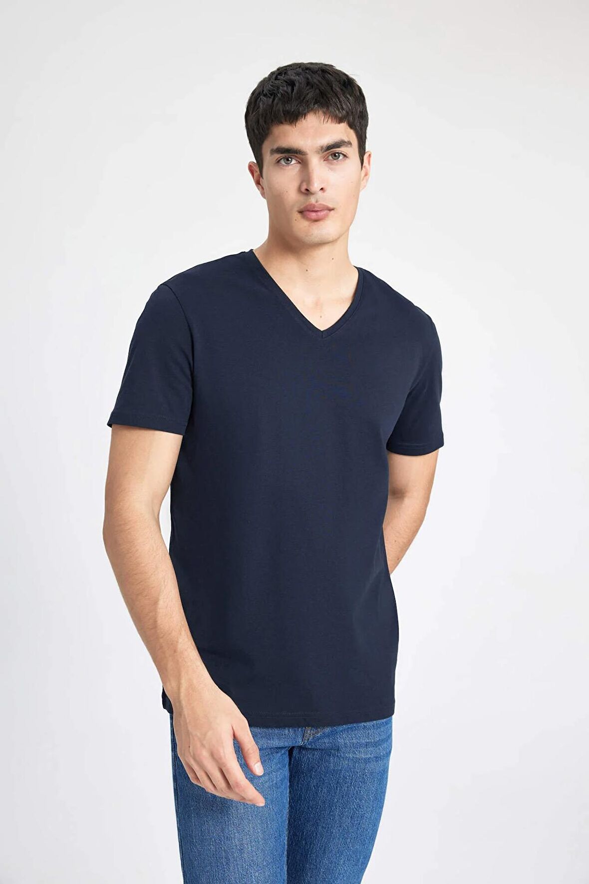 DeFacto Slim Fit Dar Kesim V Yaka Basic Düz Kısa Kollu %100 Pamuk Tişört M7668AZ24SPNV64