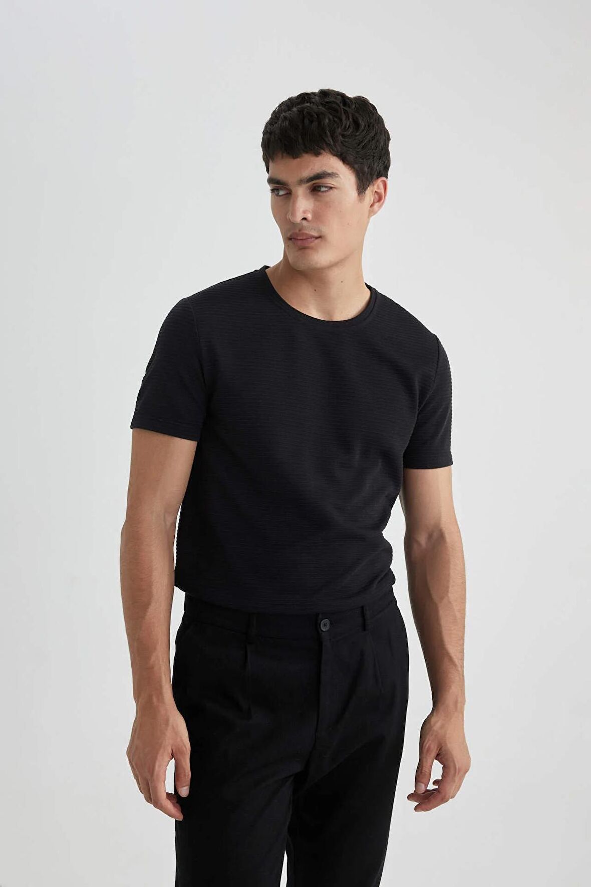 DeFacto Slim Fit Dar Kesim Bisiklet Yaka Kısa Kollu Basic Düz Siyah Tişört M6608AZ24SPBK81