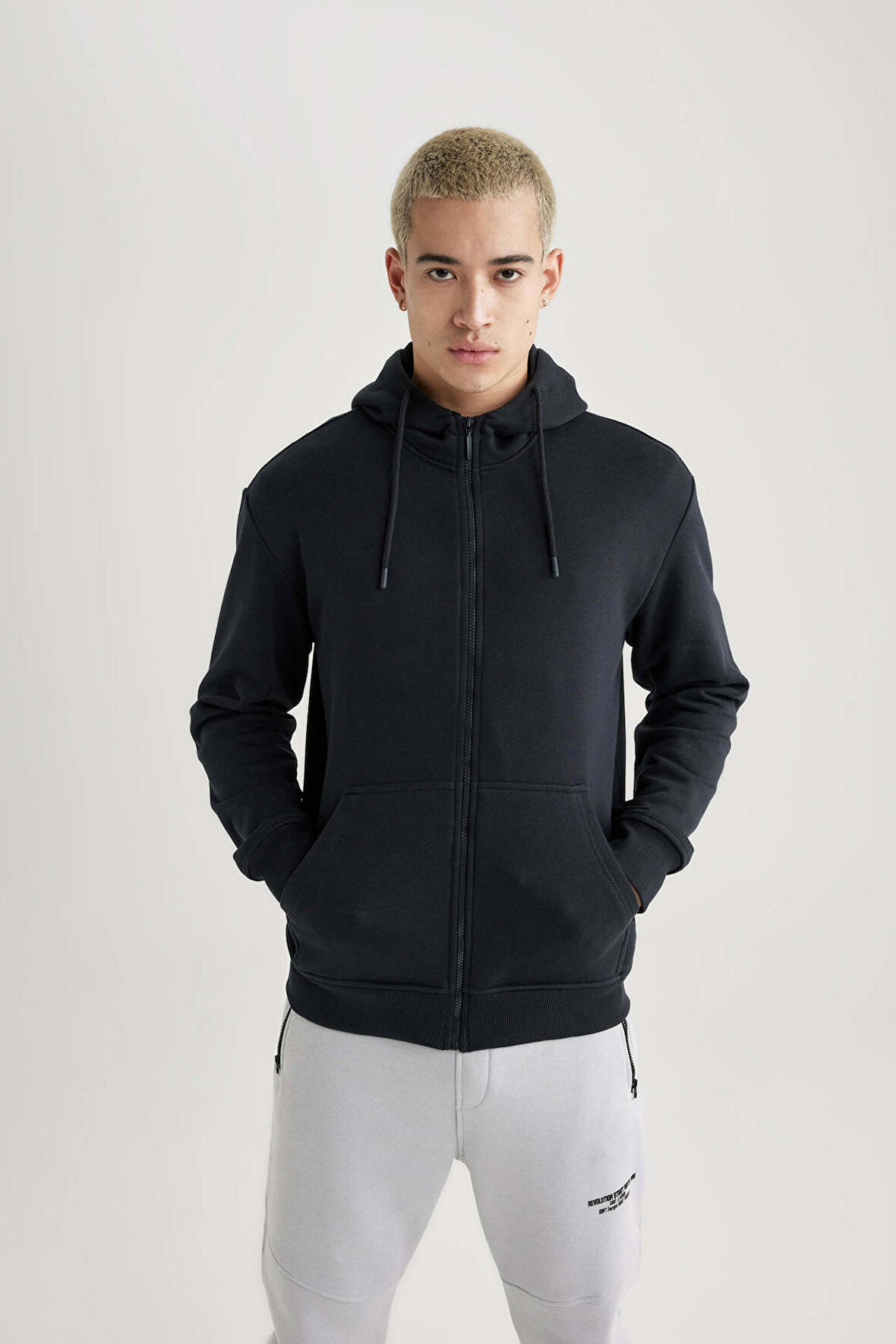 DeFacto Regular Fit Kapüşonlu İçi Yumuşak Tüylü Cepli Basic Düz Fermuarlı Sweatshirt X8331AZ24SPAR204