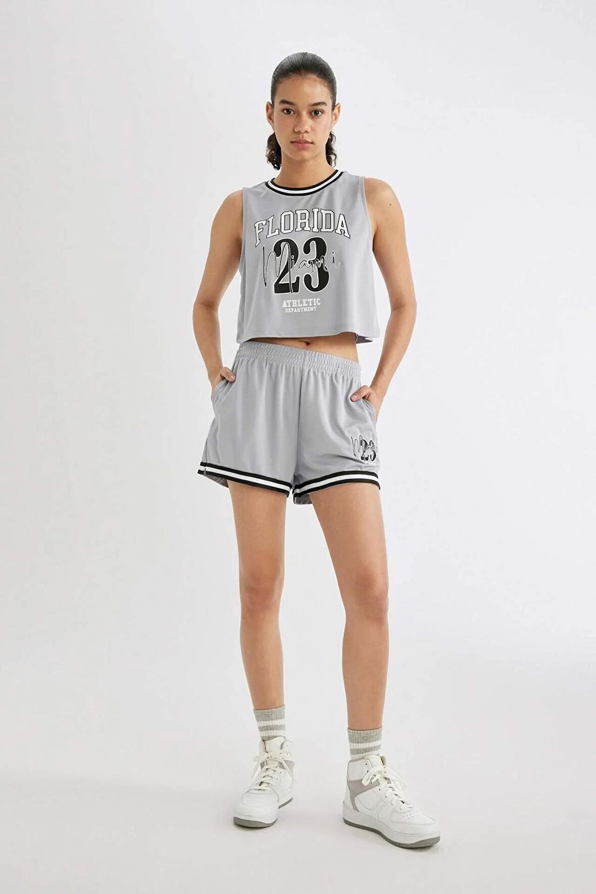 DeFactoFit Standart Fit Baskılı Sporcu Kısa Paça Şort B8974AX24SMGR445