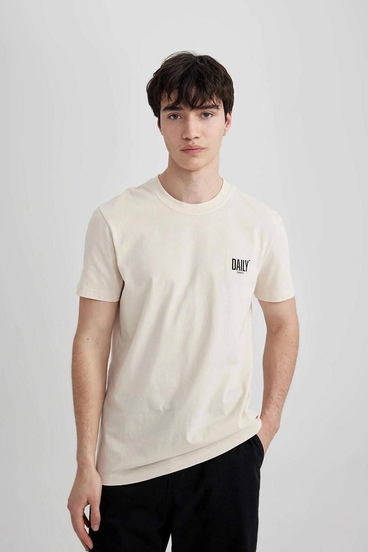 DeFacto Slim Fit Dar Kesim Bisiklet Yaka Baskılı Kısa Kollu Tişört C2078AX24SMBG700