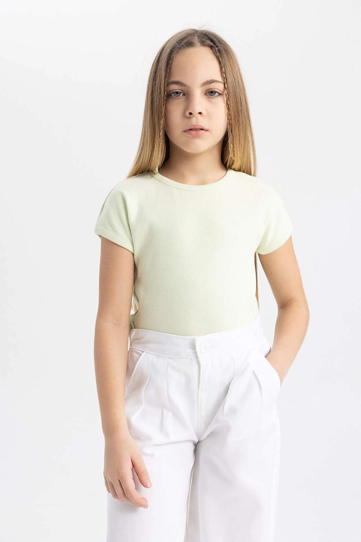 DeFacto Kız Çocuk Slim Fit Dar Kesim Bisiklet Yaka Basic Düz Fitilli Kaşkorse Kısa Kollu Tişört B3053A824SMGN1108