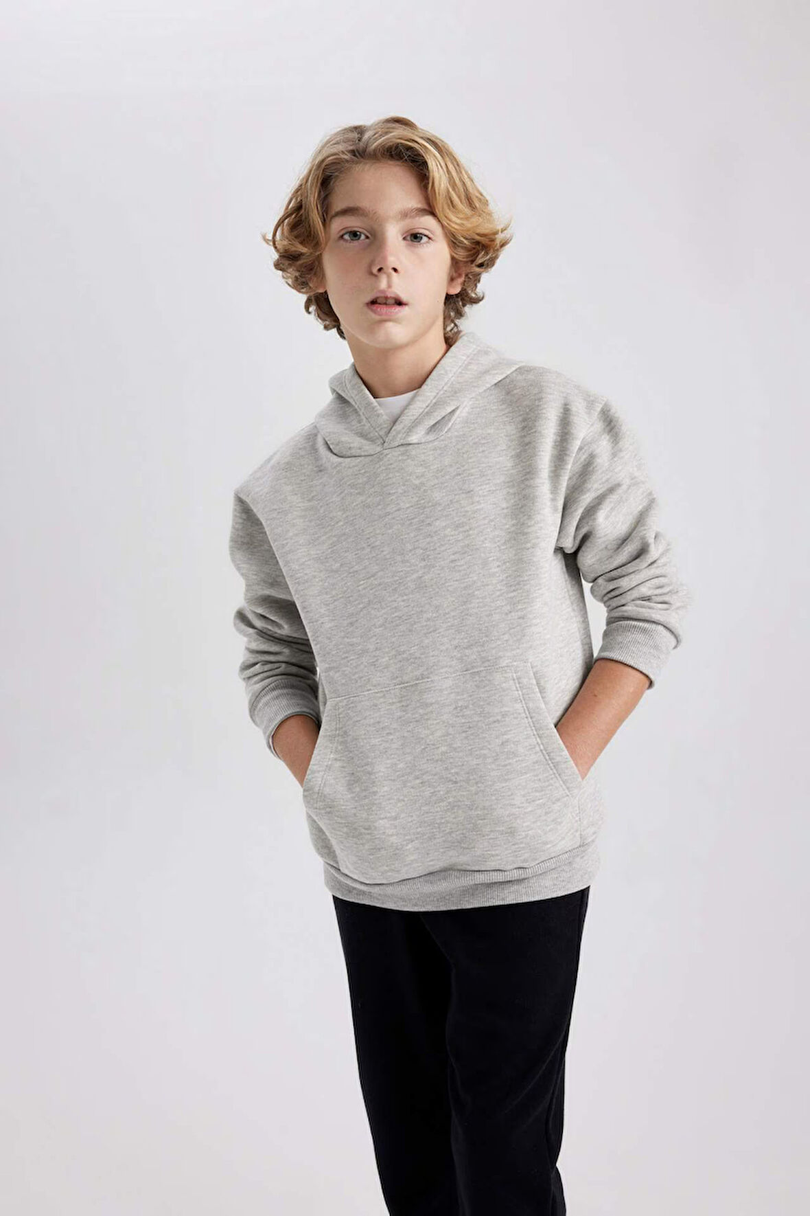 DeFacto Erkek Çocuk Basic Düz Kapüşonlu Sweatshirt B7773A8NSGR210
