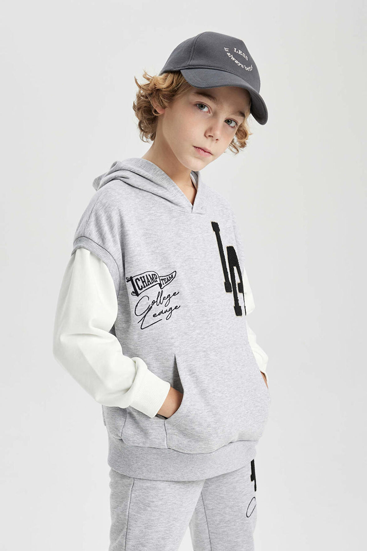DeFacto Erkek Çocuk Oversize Geniş Kalıp Nakışlı Kapüşonlu Sweatshirt B6138A824SPGR210