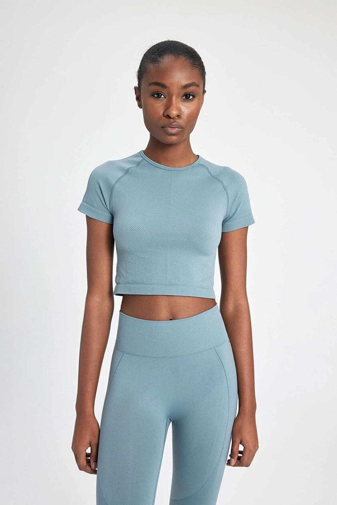 DeFactoFit Crop Bisiklet Yaka Sporcu Seamless Kısa Kollu Tişört B4568AX24SPGN1191
