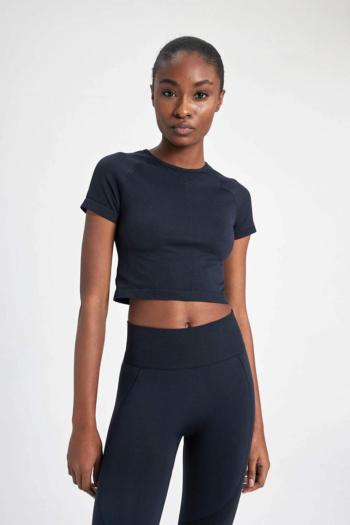 DeFactoFit Crop Bisiklet Yaka Sporcu Seamless Kısa Kollu Tişört B4568AX24SPBK26