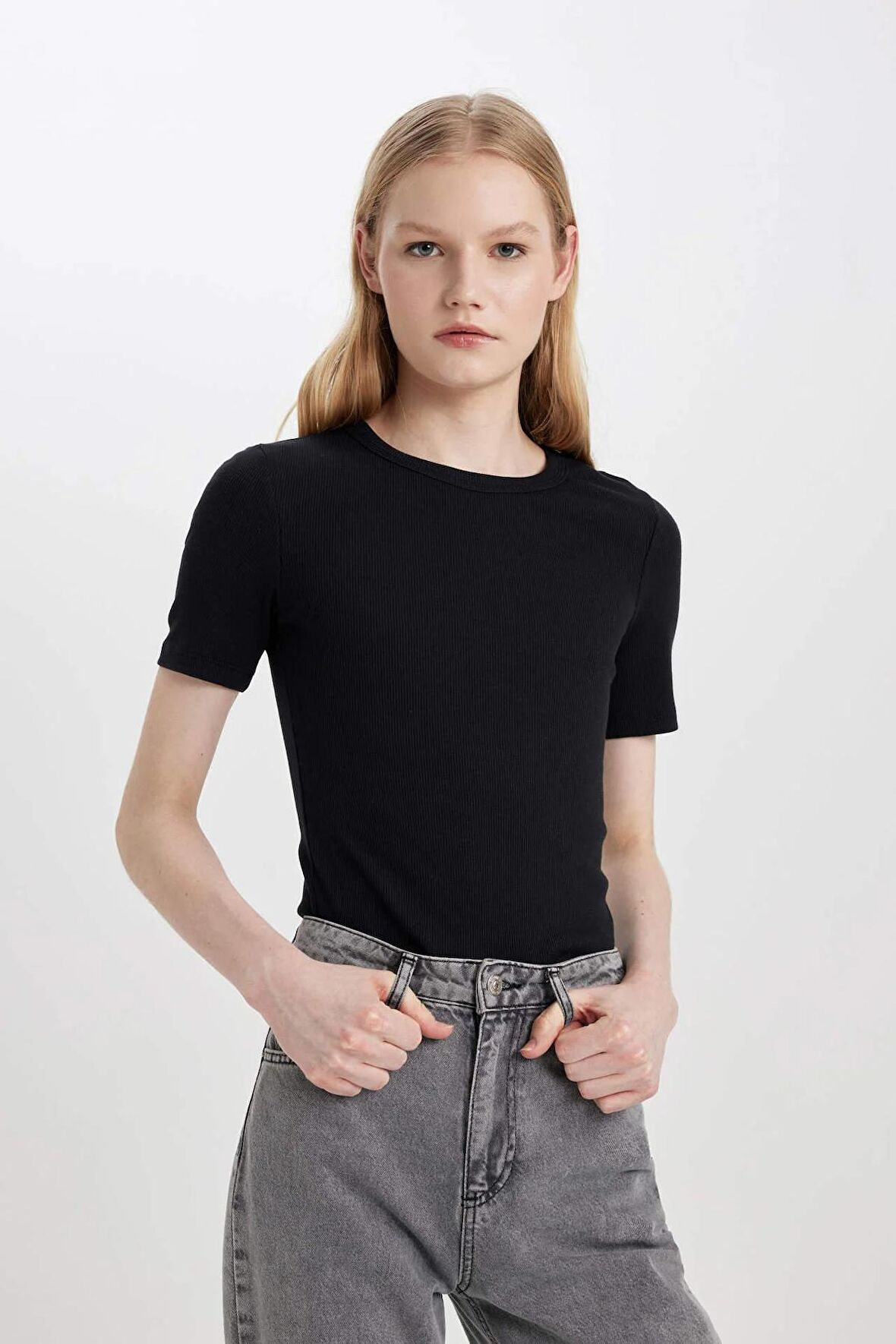 Slim Fit Bisiklet Yaka Kısa Kollu Tişört