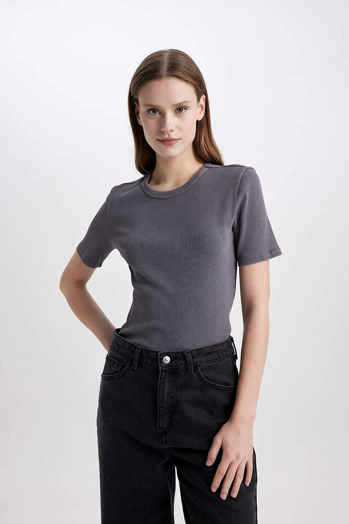 DeFacto Slim Fit Dar Kesim Bisiklet Yaka Yıkamalı Soluk Efektli Basic Düz Kısa Kollu Tişört C2579AX24SMAR191