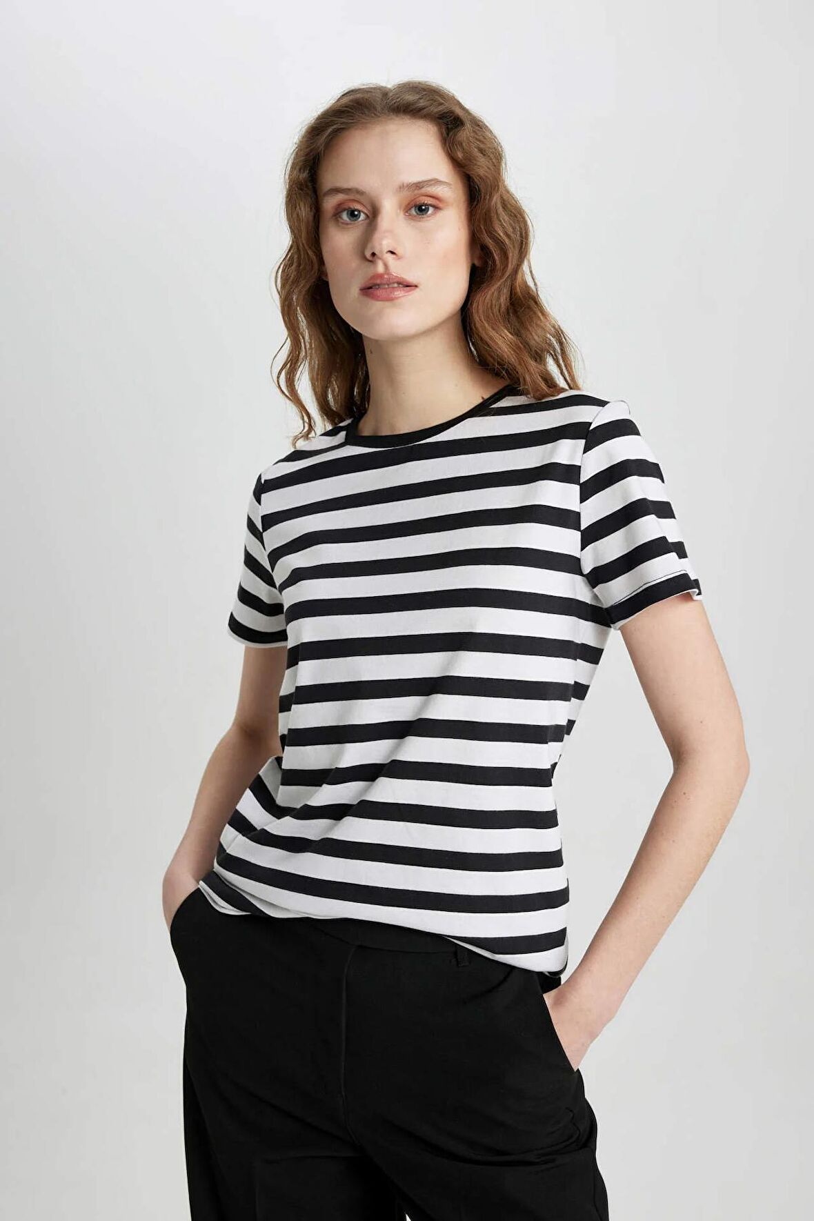 DeFacto Regular Fit Bisiklet Yaka Basic Kısa Kollu Tişört C2612AX24SPBK81