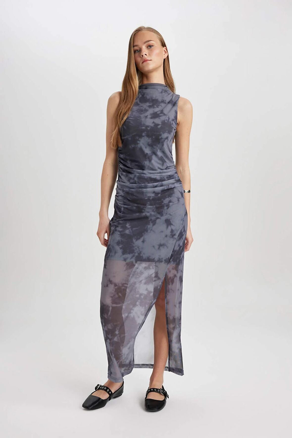DeFacto Bodycon Vücudu Saran Dik Yaka Yırtmaçlı Batik Tül Kolsuz Maxi Elbise C3063AX24SPAR58