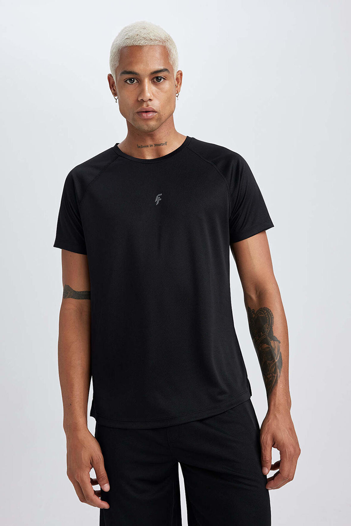 DeFactoFit Slim Fit Dar Kesim Bisiklet Yaka Baskılı Sporcu Kısa Kollu Tişört V2887AZ23AUBK81