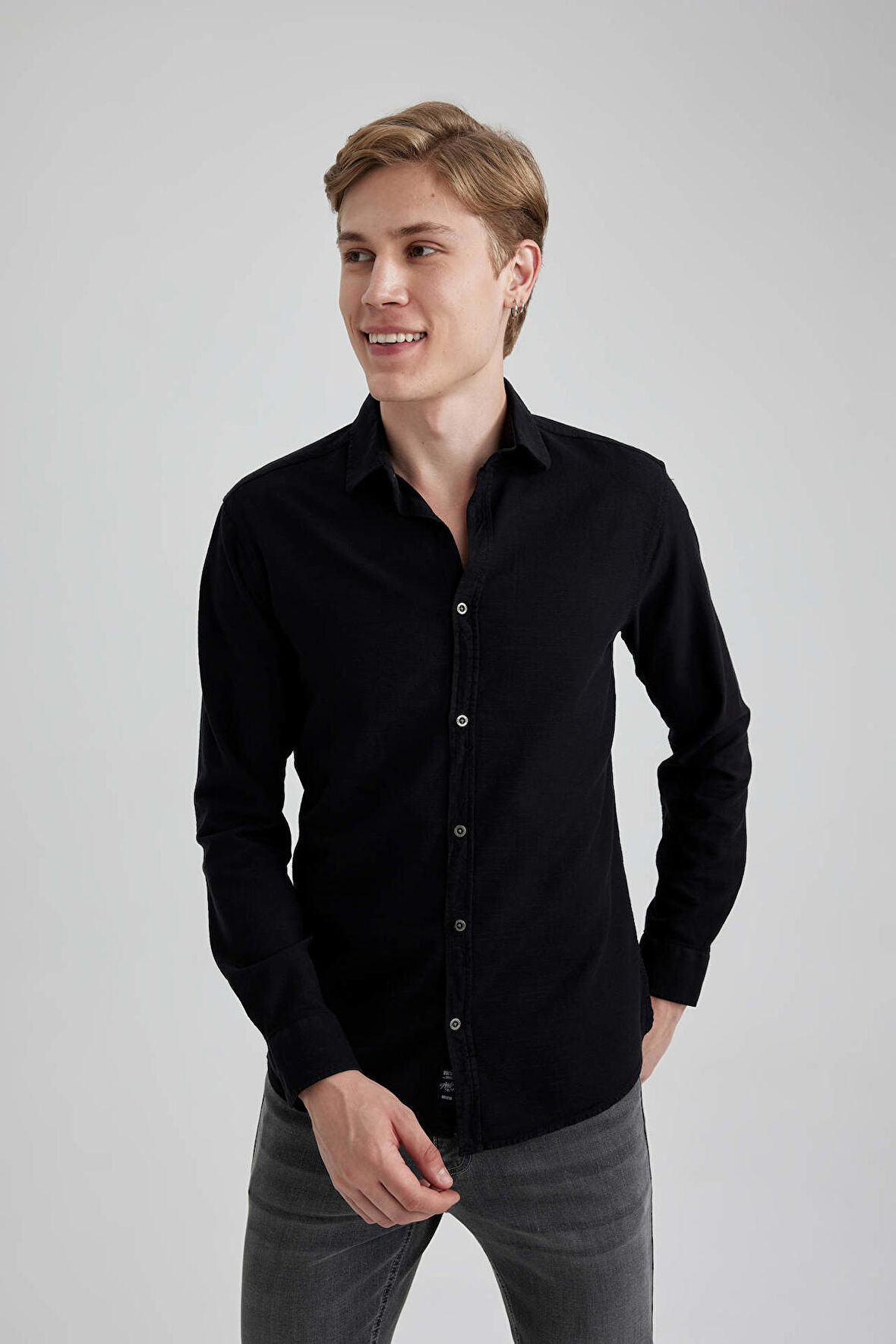 DeFacto Slim Fit Dar Kesim Pamuklu Basic Düz Uzun Kollu Siyah Gömlek A4644AX23AUBK81