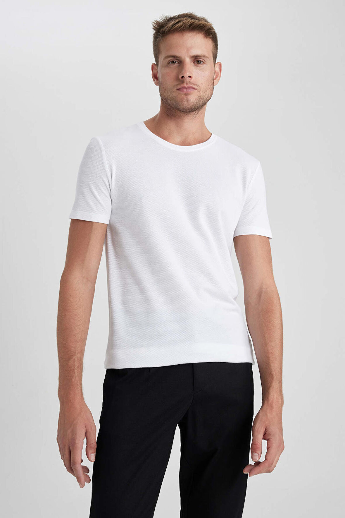 DeFacto Slim Fit Bisiklet Yaka Tişört B4375AX23SPWT32