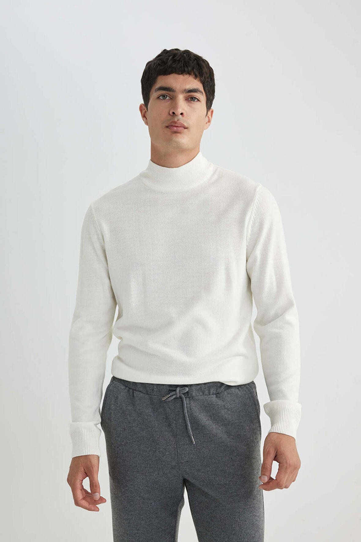 DeFacto Slim Fit Dar Kesim Yarım Balıkçı Yaka Basic Düz Triko Kazak R1127AZ24SPER100