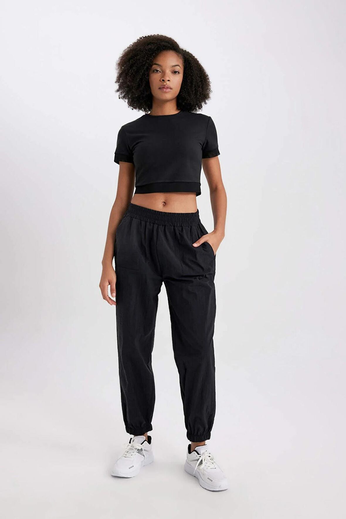 DeFactoFit Sporcu Jogger Eşofman Altı Oversize Geniş Kalıp Beli Lastikli Paraşüt B9268AX23WNBK81