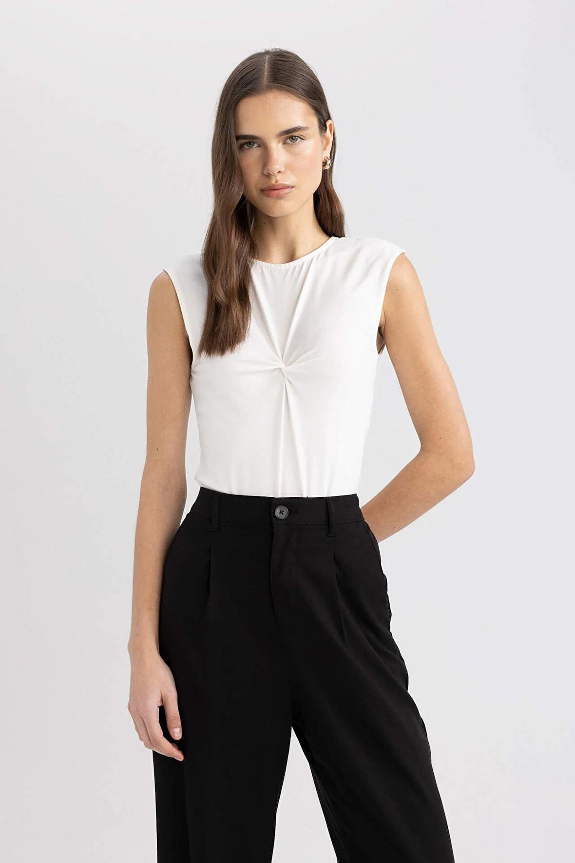 DeFacto Slim Fit Dar Kesim Bisiklet Yaka Vücuda Oturan Kolsuz Çıtçıtlı Body C6252AX24SPER105