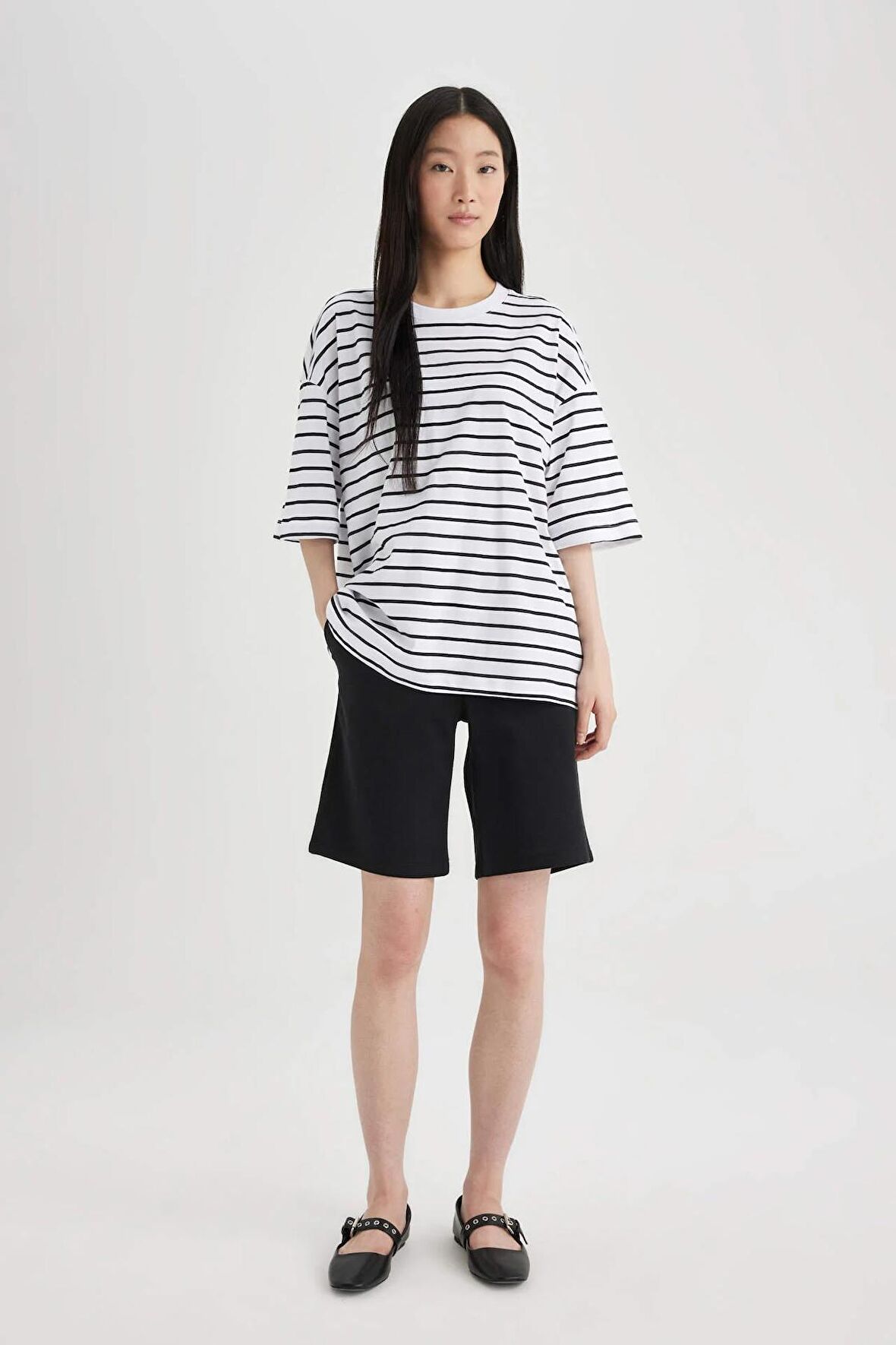 DeFacto Regular Fit Normal Bel Düz Paça İnce Basic Bermuda Şort W9369AZ24SMBK27
