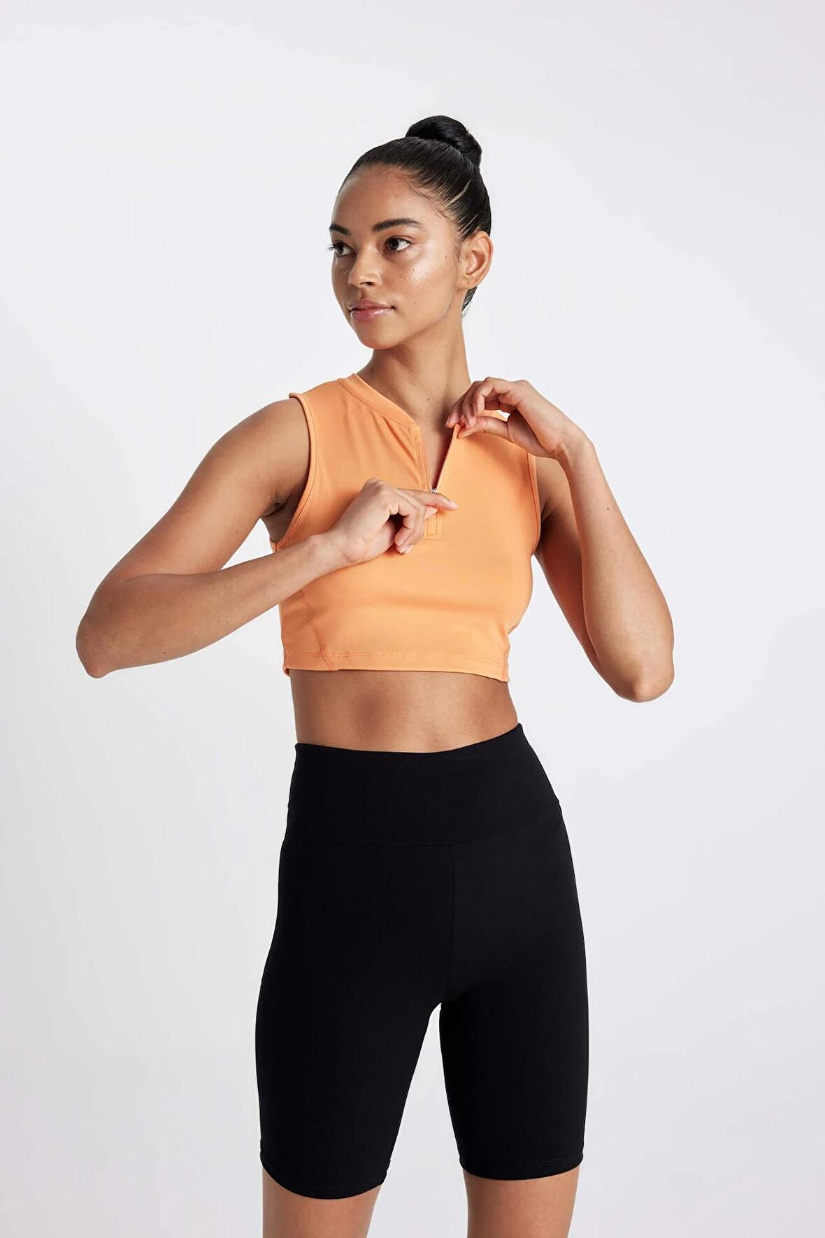 DeFactoFit Crop Bisiklet Yaka Ağır Kumaş Sporcu Atlet C7908AX24SMOG71