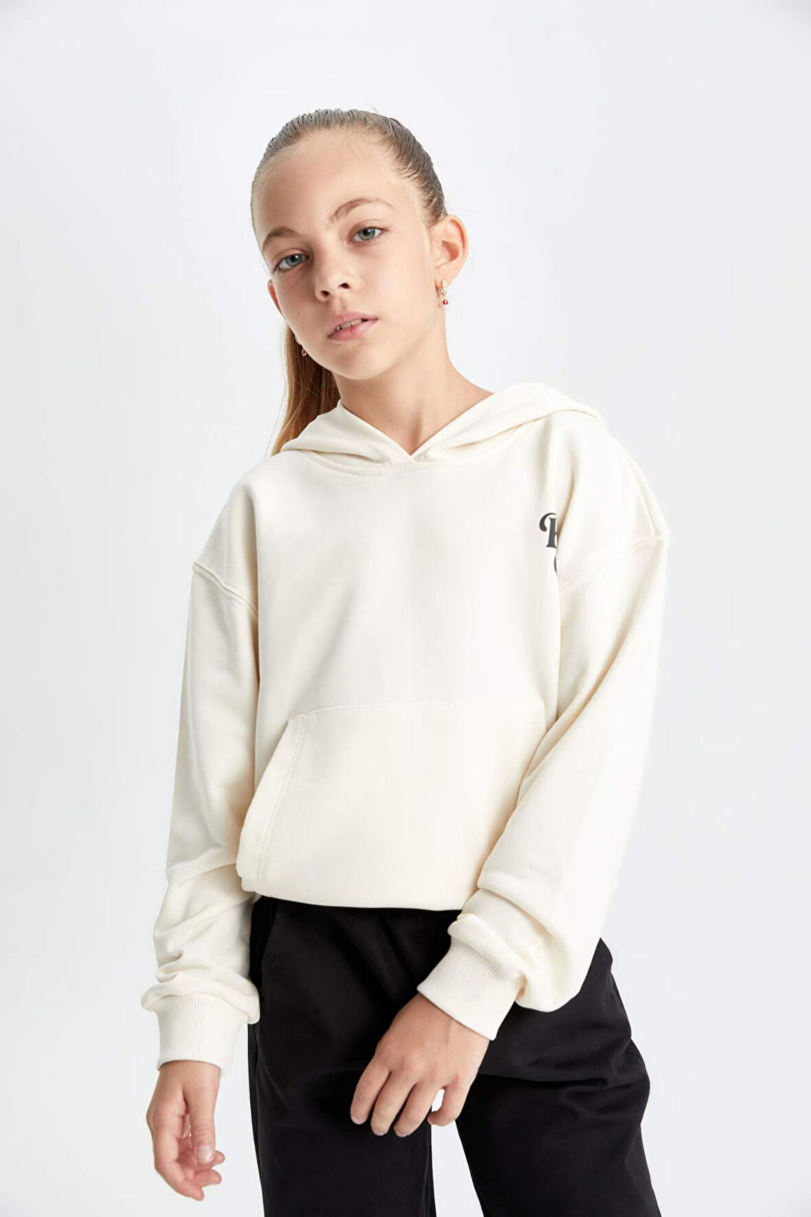 DeFacto Kız Çocuk Cepli Kapüşonlu Baskılı Okul Sweatshirt C7764A824AUER134