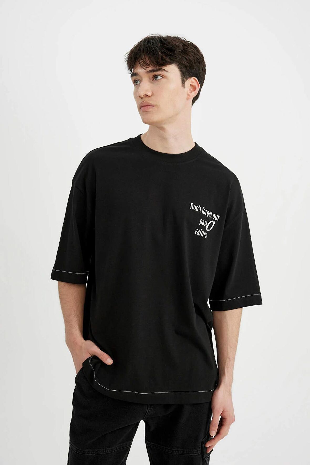 DeFacto Loose Fit Bisiklet Yaka Sırt Baskılı Kısa Kollu Tişört C2244AX24SMBK81