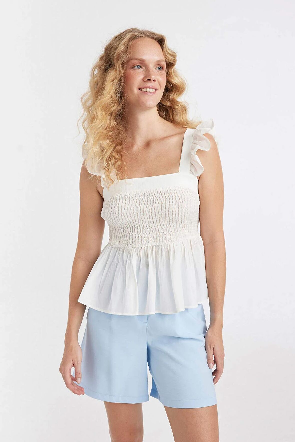 DeFacto Fitted Kare Yaka Beyaz Krinkıl Kumaş Kolsuz Bluz D3089AX24SMWT32
