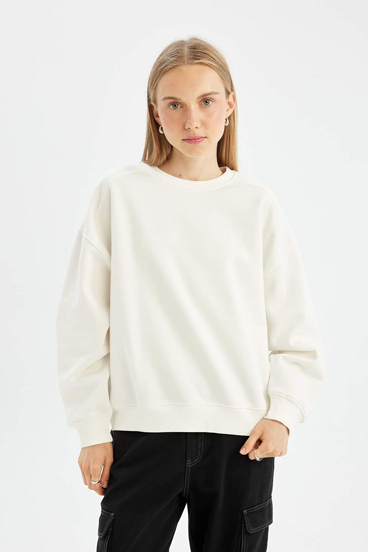 DeFacto Coool Oversize Geniş Kalıp Bisiklet Yaka Kalın Basic Düz Sweatshirt A4177AX24WNWT32