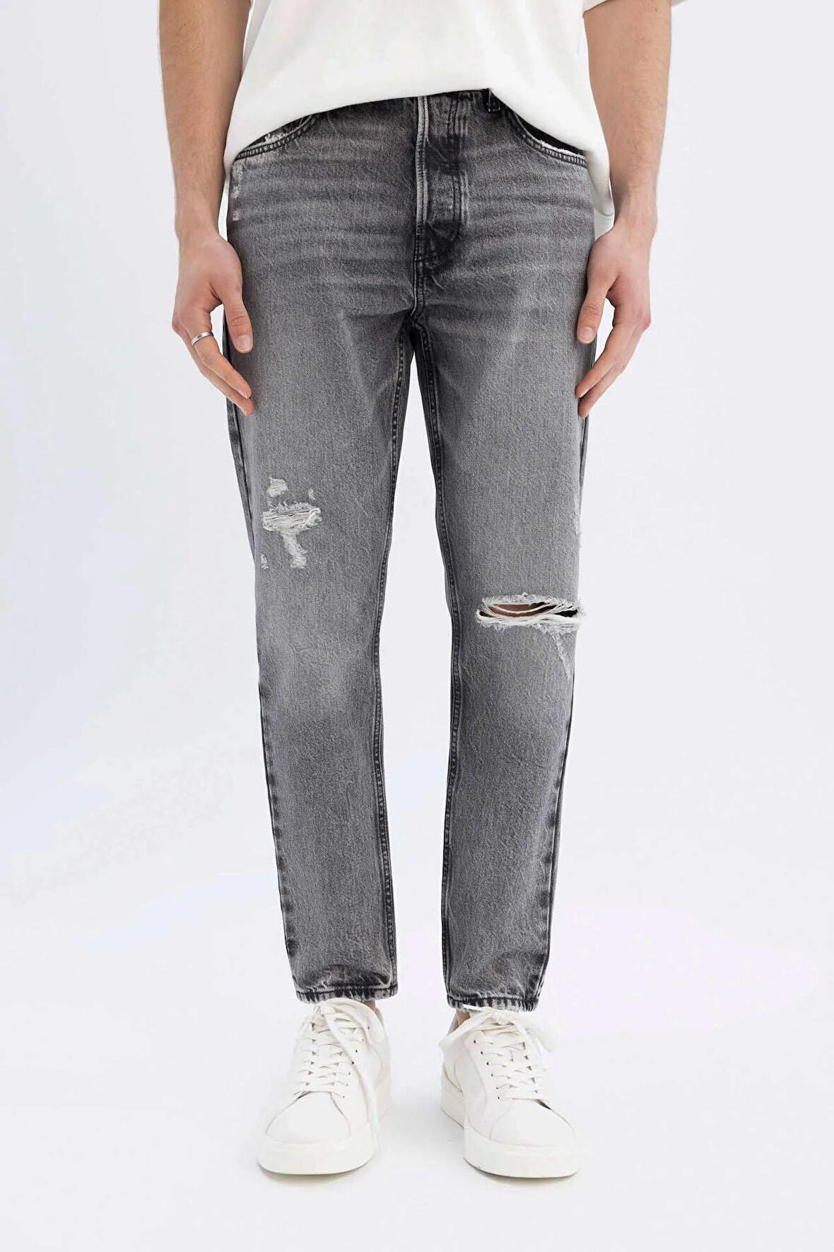 DeFacto The 90's Slim Fit Dar Kalıp Yüksek Bel Dar Paça Yırtık Detaylı Jean Pantolon C9829AX24SMNM55