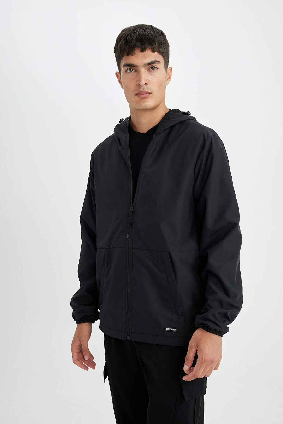 DeFacto Su İtici Yağmurluk Mont Slim Fit Dar Kesim Kapüşonlu Fermuarlı Cepli Mevsimlik Hafif C5821AX24AUBK27