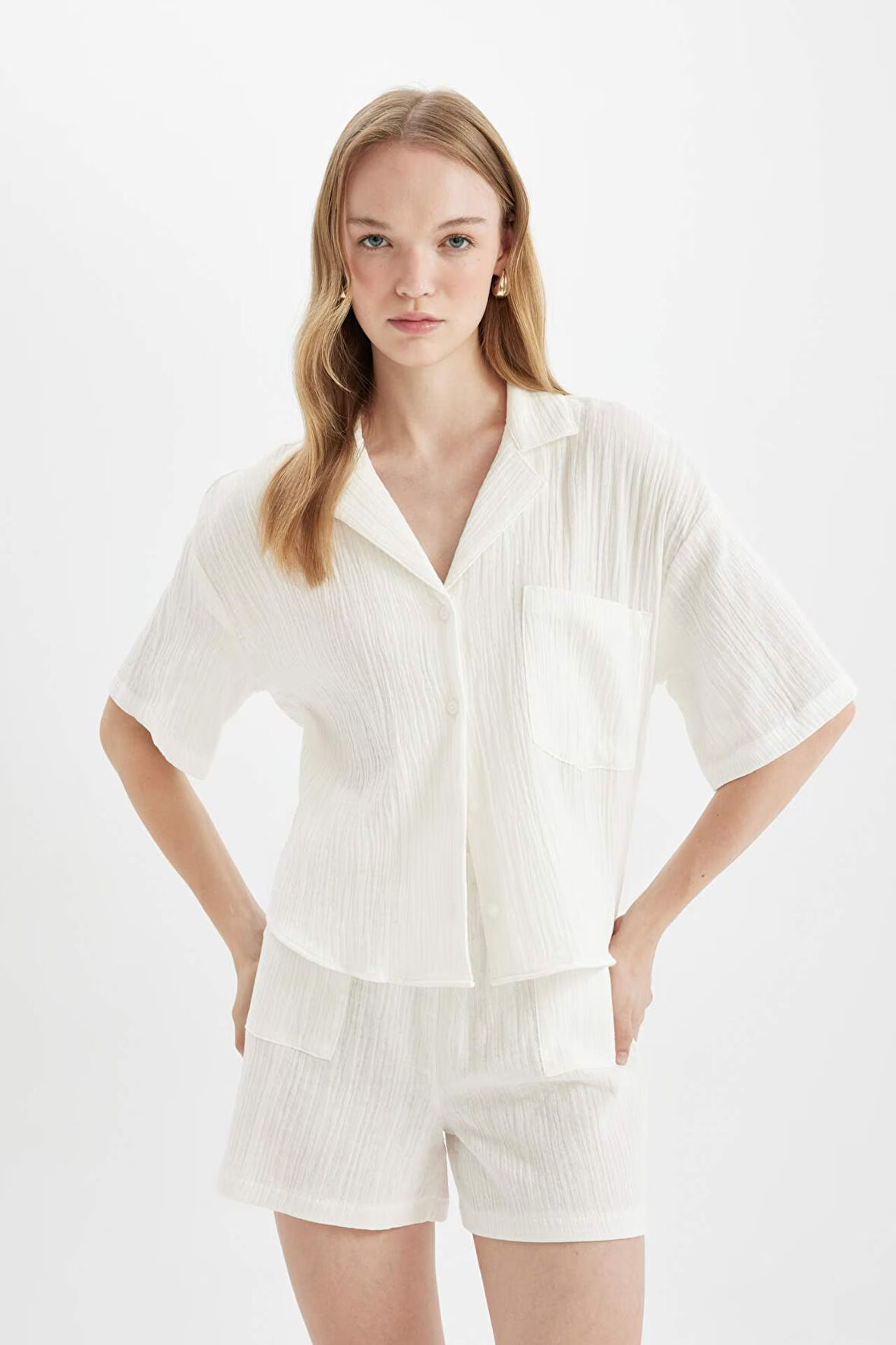 DeFacto Regular Fit Polo Yaka Müslin Kısa Kollu Gömlek D5009AX24HSWT32