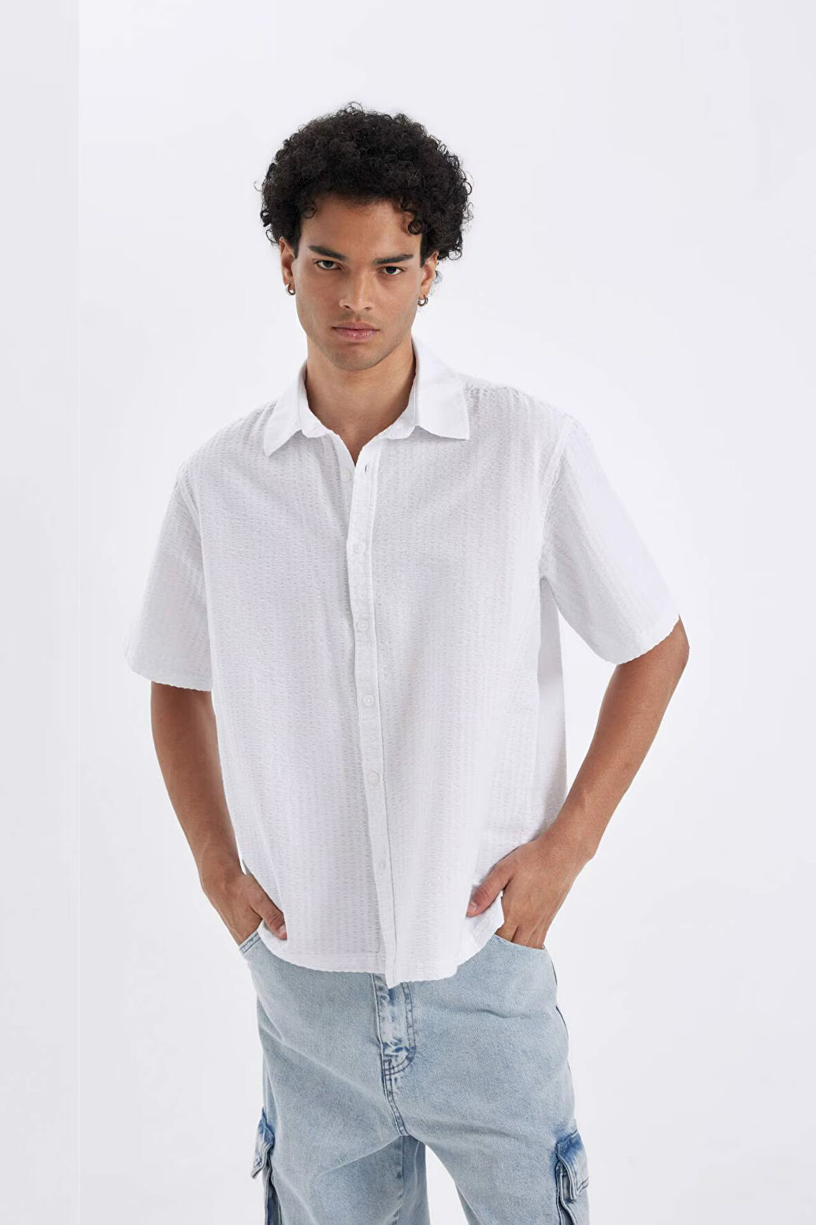 DeFacto Relax Fit Yazlık Pamuklu Gofre Kısa Kollu Beyaz Gömlek D4622AX24HSWT34