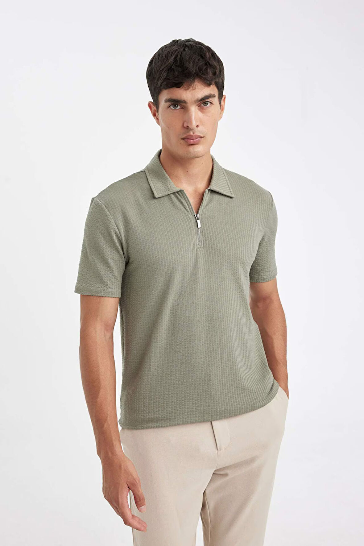 DeFacto Slim Fit Dar Kesim Polo Yaka Yarım Fermuarlı Krinkıl Kısa Kollu Tişört D6478AX24HSKH499