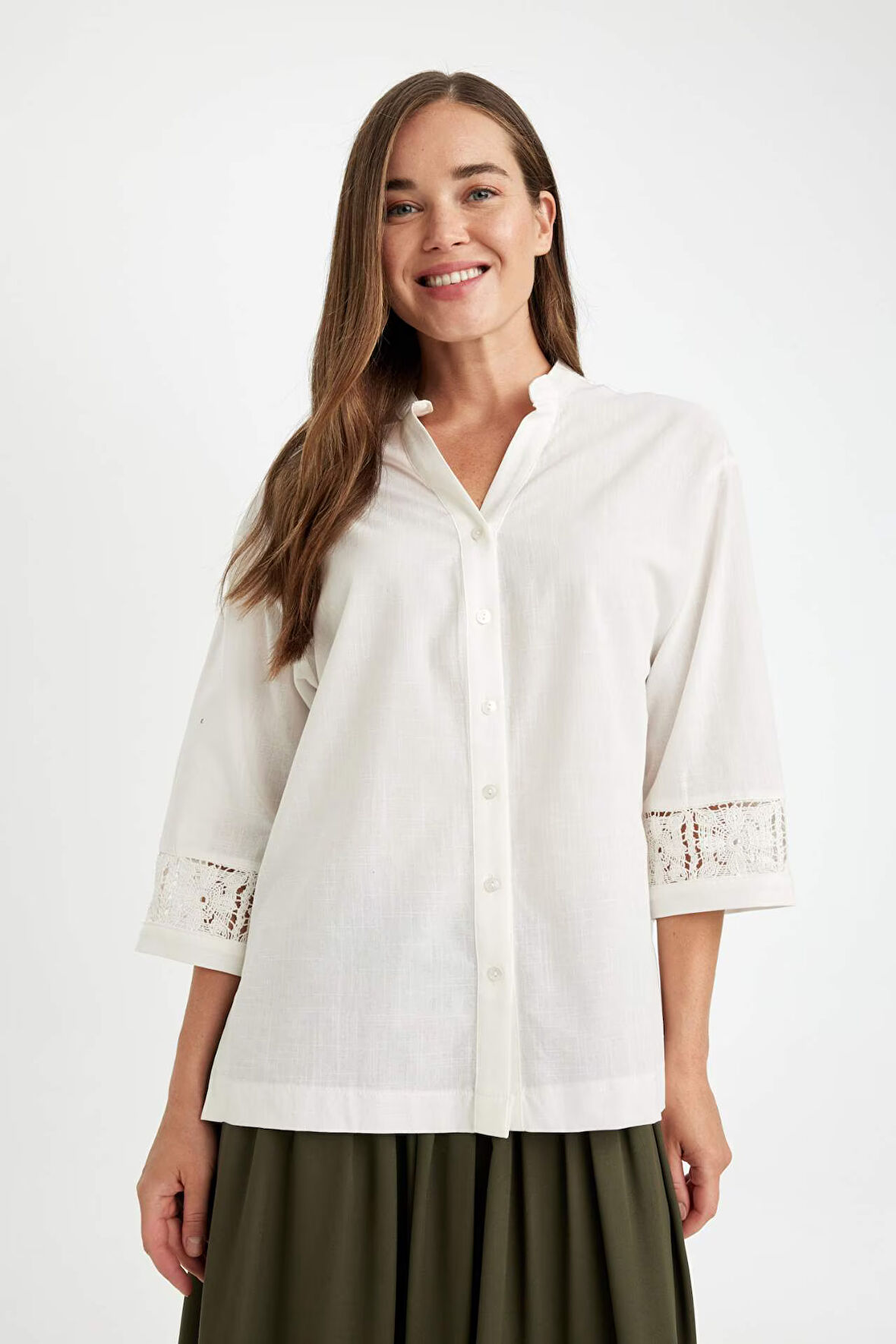 DeFacto Relax Fit Apaş Yaka Basic Düz Kol Ucu Dantelli Yarım Kollu Gömlek D5444AX24AUER105