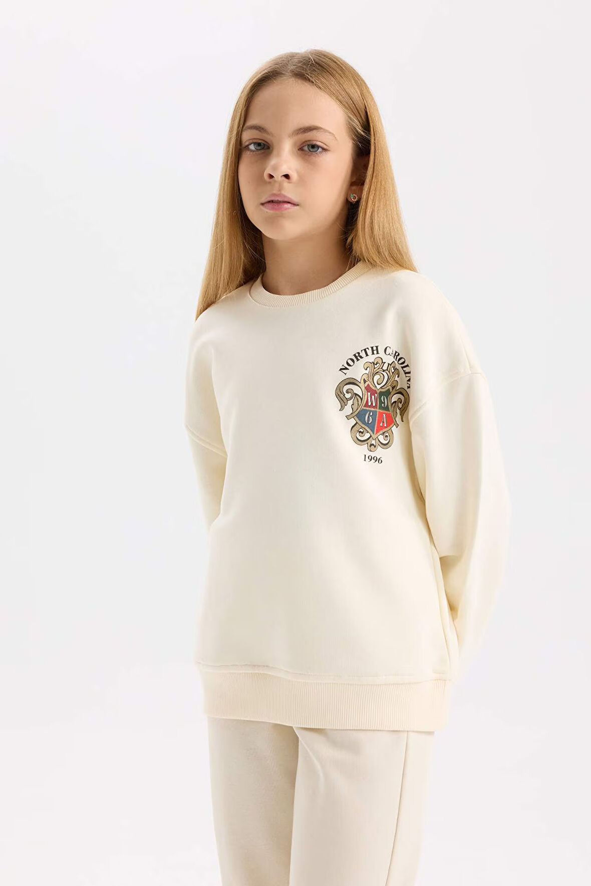 DeFacto Kız Çocuk Relax Fit Bisiklet Yaka Baskılı İçi Yumuşak Tüylü Sweatshirt D4272A824WNER233