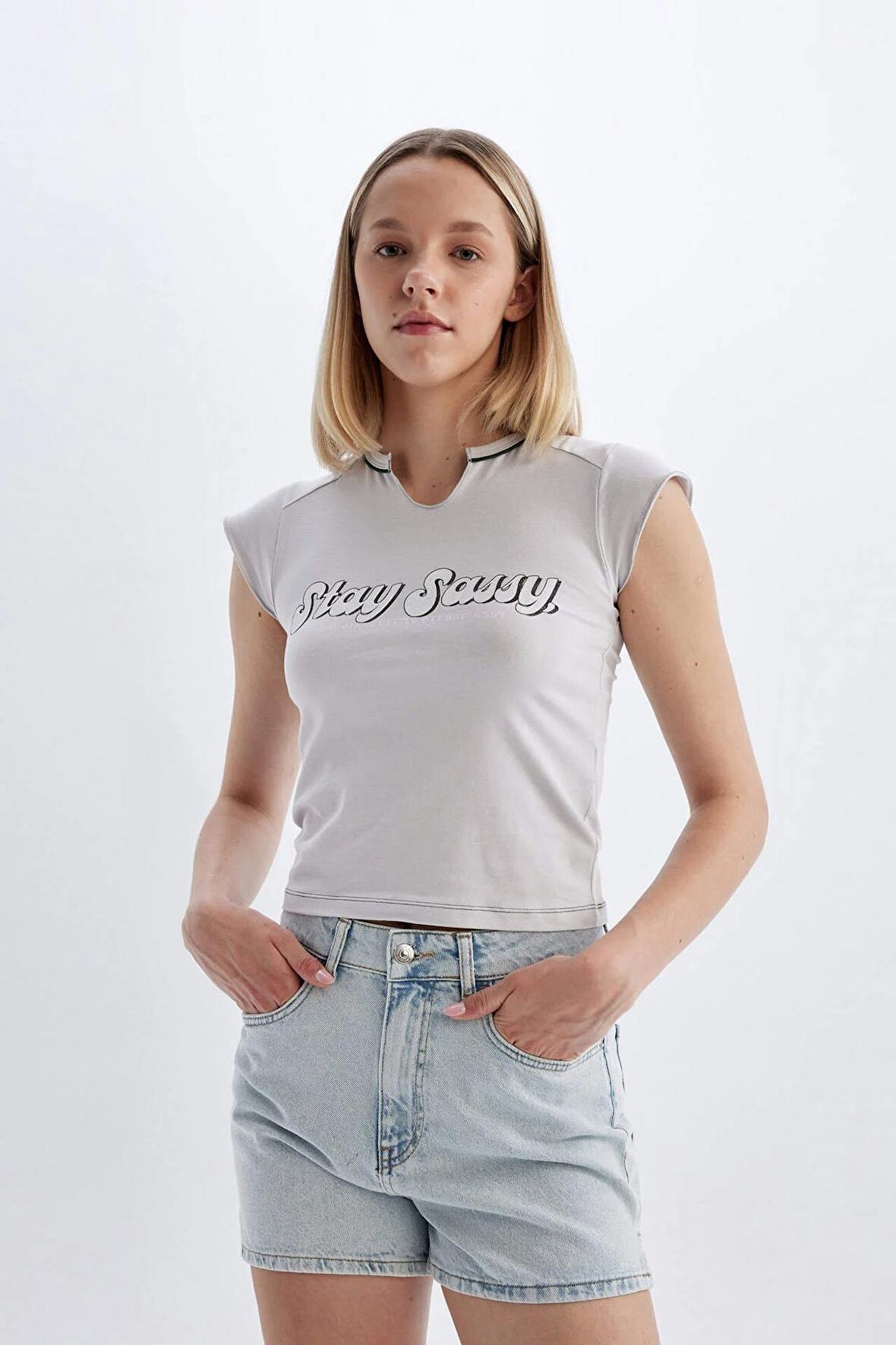 DeFacto Fitted V Yaka Baskılı Kısa Kollu Tişört D3364AX24SMGR184