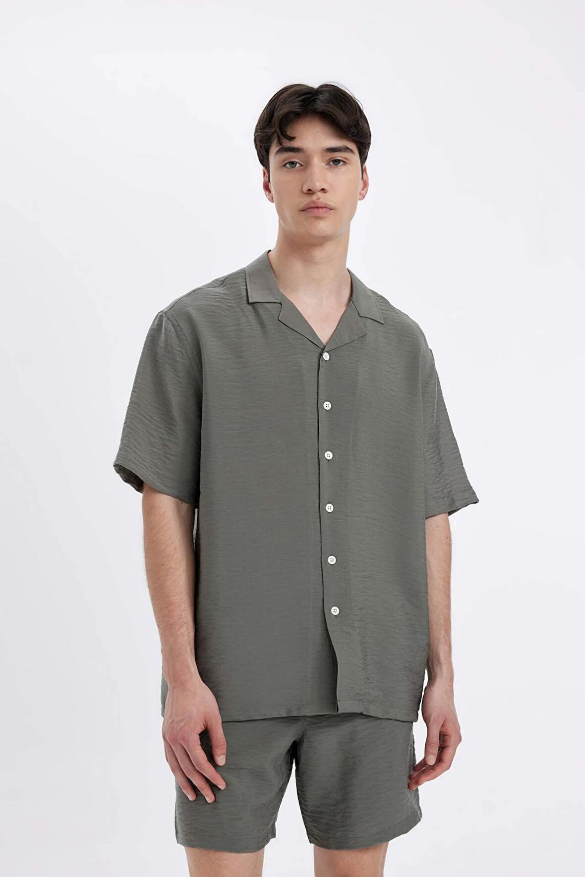 DeFacto Relax Fit Yazlık Polo Yaka Kısa Kollu Gömlek C8157AX24SMKH512