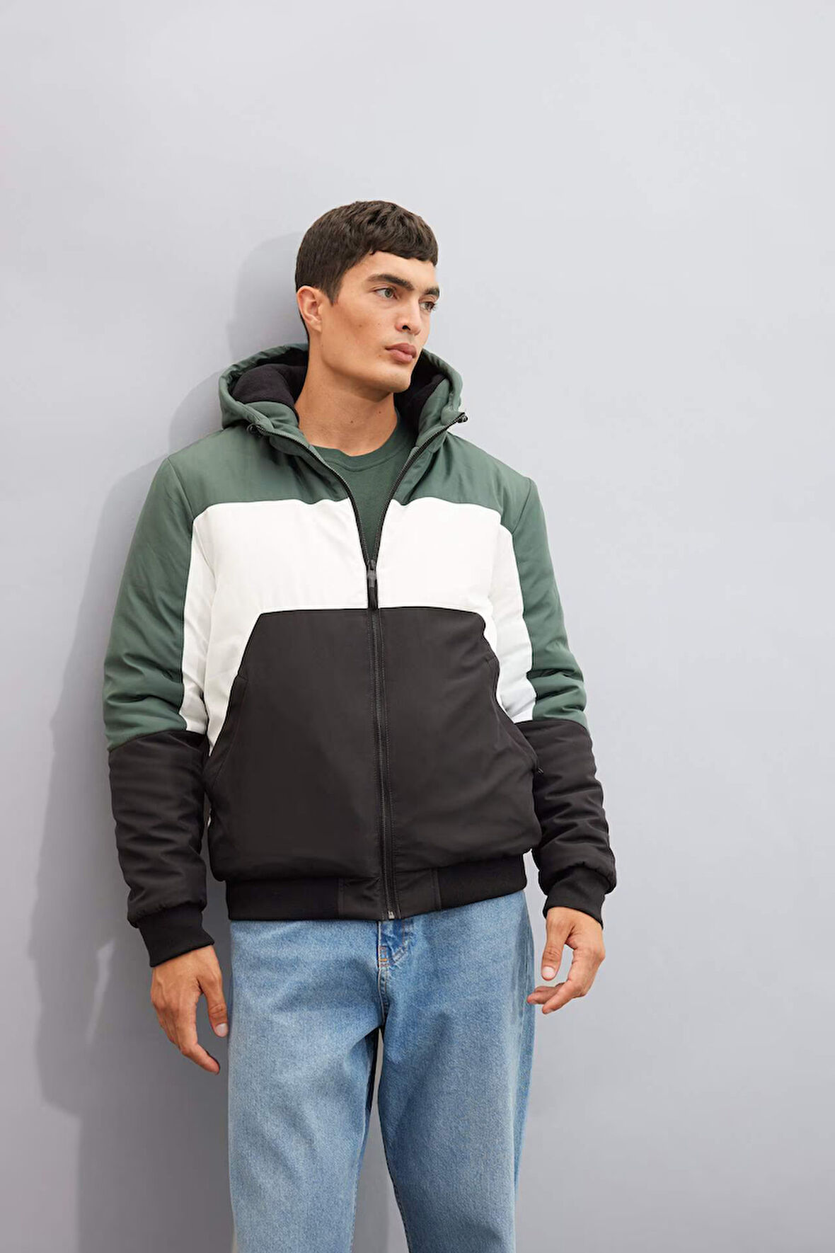 Slim Fit Şişme Mont Dar Kesim Renk Bloklu Kapüşonlu Polar Astarlı Fermuarlı