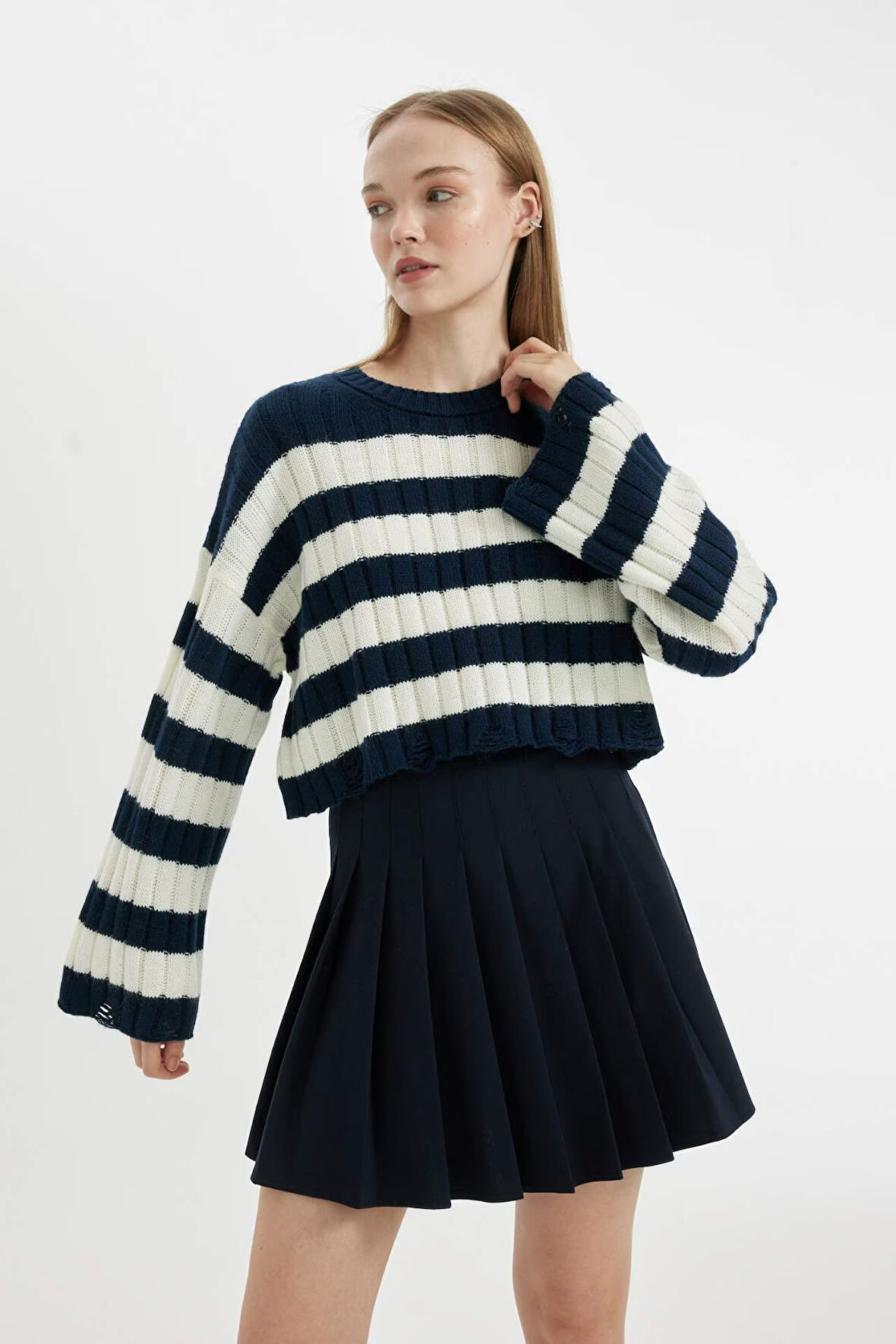 DeFacto Regular Fit Çizgili Bisiklet Yaka Crop Triko Kazak A8152AX24WNNV135